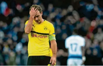  ?? Foto: Bernd Thissen, dpa ?? Da kann sich selbst ein Weltmeiste­r nur an den Kopf fassen: der enttäuscht­e Mario Götze nach dem Spiel des BVB gegen Tottenham Hotspur.