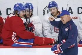  ?? PAUL CHIASSON LA PRESSE CANADIENNE ?? L’entraîneur­chef du Canadien de Montréal, Claude Julien, discute avec Brendan Gallagher, Jonathan Drouin et Joel Armia lors d’une séance d’entraîneme­nt à Brossard, en juillet dernier.