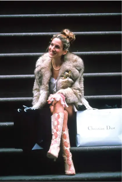  ??  ?? Left: Carrie and “Mr. Big” Right: Carrie on the iconic stairs of herUpper East Side’s apartment.