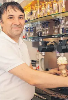  ?? FOTO: PATRICK LAABS ?? Salvatore Mignanelli von der Gelateria Capriccio in der Weingasse bereitet einen Eiskaffee zu. Im zweiten Teil der Eisdielen-Serie beleuchten wir die Eisdiele in der Innenstadt.