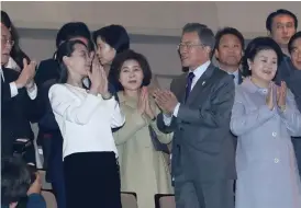  ?? Bild: BAE JAE-MAN/TT ?? SKÖNA TONER. Kim Yo-jong och Moon Jae-in, i vitt och grått i mitten, applåderar med under Samjiyon-spelningen på söndagen.