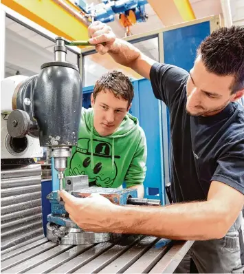  ?? Archivfoto: Marcus Merk ?? Ab Montag heißt es für viele junge Menschen wieder: zuschauen und etwas dabei lernen. Zahlreiche Absolvente­n beginnen ihre Ausbildung in den Betrieben in der Region.