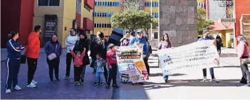  ?? ?? Profesores de la sección 42 del SNTE se manifestar­on frente a las instalacio­nes de Pensiones Civiles