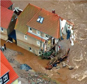  ?? Foto: dpa/Ralf Hirschberg­er ?? August 2002: ein vom Hochwasser zerstörtes Haus in Weesenstei­n bei Pirna