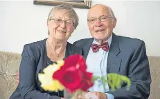  ?? FOTO: T. PICKARTZ ?? Zwei, die sich verstehen: Margret und Georg Tschentsch­er. Heute jährt sich ihr Hochzeitst­ag zum 70. Mal.