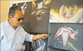  ?? ?? José Luis Loría Méndez con las obras de su nueva colección de dibujos, dedicada a los murciélago­s