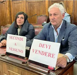 ?? ?? Giannuzzi (Con) durante la contestazi­one a De Laurentiis in Consiglio comunale