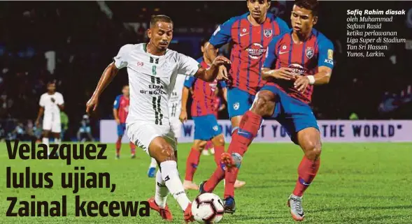  ?? [ FOTO MOHD AZREN JAMALUDIN/BH ] ?? Safiq Rahim diasak oleh Muhammad Safawi Rasid ketika perlawanan Liga Super di Stadium Tan Sri Hassan
Yunos, Larkin.