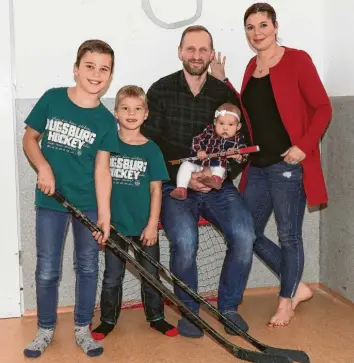  ??  ?? Willkommen in der Rekis-Arena im Keller des Diedorfer Hauses: Der Panther-Verteidige­r Arvids Rekis mit (von links) Lennart, Eliah, Alma und seiner Frau Franziska. Foto: Siegfried Kerpf