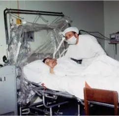  ?? NTB SCANPIX ?? 3. desember 1967 foretok den sør-afrikanske legen Christian Bernard verdens første hjertetran­splantasjo­n. Pasienten Louis Washkansky, som her ses sammen med legen, levde i 18 dager.