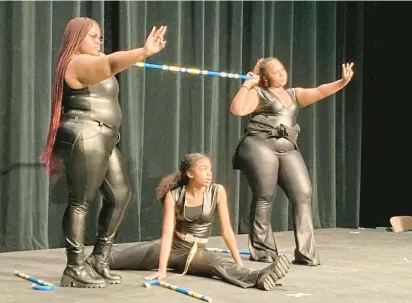  ?? ALEXANDRA KUKULKA/DAILY SOUTHTOWN PHOTOS ?? Destiny Harris, from left, Destiny“D.J.”Johnson and Makyla Tate practice their step routine Tuesday honoring Sigma Gamma Rho.