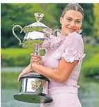  ?? FOTO: AP ?? Aryna Sabalenka posiert in Melbourne mit ihrem Pokal.