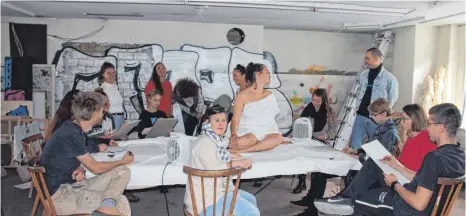  ?? FOTO: GISELA SGIER ?? Jugendlich­e zwischen 16 und 23 Jahren bringen im Rahmen des achten Kunstcamps Baden-Württember­g in der Kunstschul­e Sauterleut­e ein Aktbildnis auf Papier.
