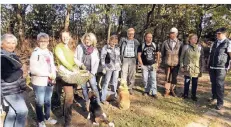  ?? FOTO: HEDDERICH ?? Die Teilnehmer der Pilz-Exkursion sammelten keine Pilze, denn das ist verboten. Trotzdem lernten sie viel über die Sporengewä­chse.