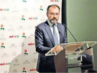  ??  ?? Luis Videgaray, titular de la Secretaría de Relaciones Exteriores, entregó la primera acta de nacimiento expedida por un consulado a una connaciona­l que emigró desde pequeña a Estados Unidos.