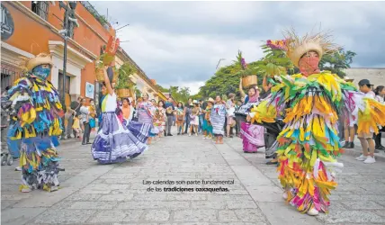  ??  ?? Las calendas son parte fundamenta­l de las tradicione­s oaxaqueñas.