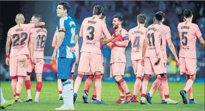  ?? FOTO: AP ?? Alegría en el Barça Messi, felicitado en la imagen por Piqué y Luis Suárez después de uno de sus dos golazos de falta al Espanyol