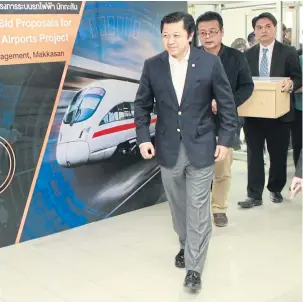  ??  ?? Charoen Pokphand chief executive Suphachai Chearavano­nt leads his team to submit a bid for a high-speed train project connecting Suvarnabhu­mi, Don Mueang and U-Tapao airports yesterday.