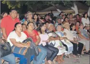  ??  ?? Parte del público que asistió anteanoche a los festejos por el aniversari­o 13 de Oxkutzcab como ciudad. A la derecha, el primer edil Romero Chel saluda a un artesano en su recorrido por los stands