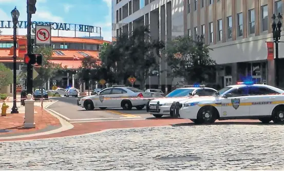  ?? AFP ?? De déjà vu. Carros de polícia cercam local do crime em Jacksonvil­le, na Flórida, Estado que tem sido alvo de uma série de ataques a tiros nos últimos anos