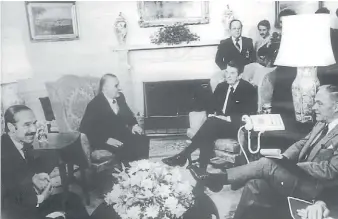  ?? ARCHIVO CLARÍN ?? 17 de marzo 1981. El presidente Ronald Reagan y el general Roberto Viola, con el Secretario de Estado Alexander Haig y el embajador Jorge Aja Espil, durante una reunión en la Casa Blanca.