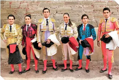  ??  ?? Los seis novilleros en la plaza de toros Jorge El Ranchero Aguilar. /