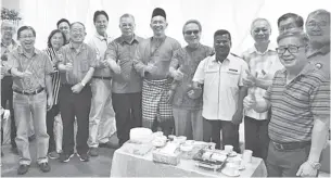  ??  ?? ABDUL Aziz (berdiri tengah) bergambar bersama tetamunya yang terdiri pelbagai kaum. Turut kelihatan Amir (enam kanan), Gunasegara­n (lima kanan) Raymond (empat kanan) Peter (enam kiri) dan Frankie (kiri).