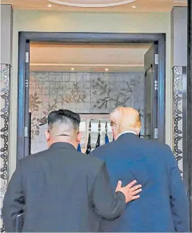  ?? AFP ?? Sonrisas. A la izquierda, Trump y Kim caminan hacia el salón del hotel Capella, en la isla Sentosa, donde se reunirán. Arriba, de espaldas, el líder norcoreano apoya su mano sobre la espalda del magnate.