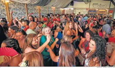  ?? MIGUEL ÁNGEL GONZÁLEZ. ?? Ambiente en la caseta de La Viga, este miércoles de Feria.