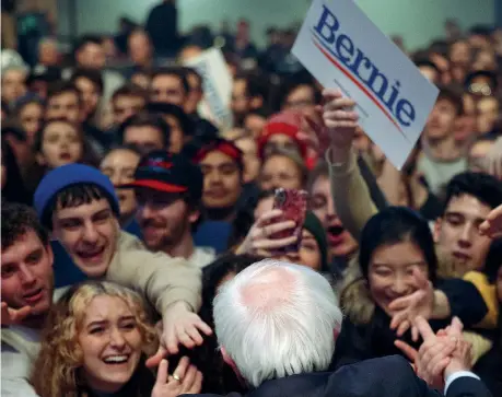  ??  ?? Comizio Bernie Sanders in Iowa (sotto a sinistra un primo piano): un sondaggio di Forbes mostra che il senatore è il favorito (con il 32%) tra gli elettori tra i 18 e i 29 anni (Afp)