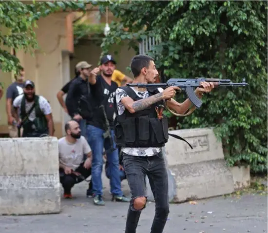  ?? Anwar Amro/afp ?? Een sjiitische militant schiet in het rond in Tayouneh, een buitenwijk van Beiroet.