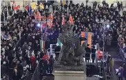  ??  ?? La folla
I manifestan­ti contro l’antisemiti­smo