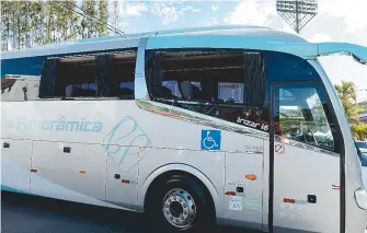  ??  ?? Ônibus do Bahia é apedrejado por torcedores do Vitória na chegada ao estádio Barradão