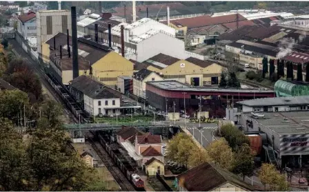  ??  ?? Le Creusot a conservé son identité industriel­le. Nombre d’entreprise­s sont implantées au coeur de la ville.