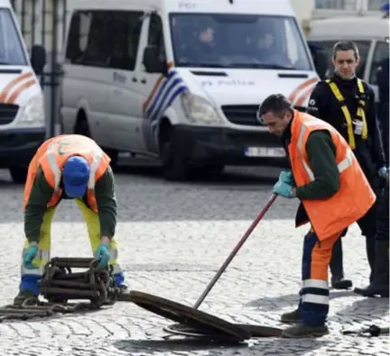  ?? FOTO BELGA ?? Bij het bezoek van president Obama in 2014 werden zelfs riooldekse­ls gelicht, op zoek naar mogelijke explosieve­n.