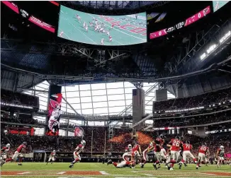  ?? PHOTOS BY BOB ANDRES / BANDRES@AJC.COM ?? Along withmost of the fans, the Falcons say they’re impressed by their newhome— but like the stadium, they’re still working out glitches after an exhibition loss to Arizona.