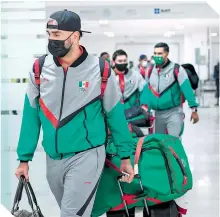  ??  ?? El lanzador sinaloense salió con rostro desencajad­o de la Terminal 1 del AICM.