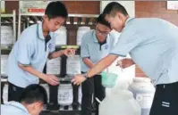  ?? WANG ZHUANGFEI / CHINA DAILY ?? Students at East Lake Middle School in Yiling, Yichang, ferment food waste to make detergent.