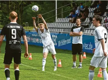  ?? Foto: Marcus Merk ?? Es war nicht der große Wurf, diese Nullnummer des TSV Dinkelsche­rben gegen den FC Oberstdorf. TSV-Trainer Michael Finkel und Justin Wenisch (rechts) beobachten hier den Einwurf von Paul Holand.