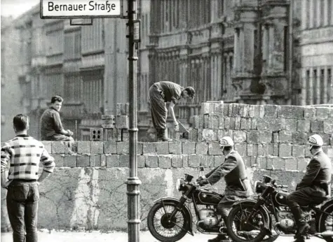  ?? Foto: dpa ?? Arbeiter erhöhen die Sektorensp­erre an der Bernauer Straße in Berlin im August 1961. Fast Abend für Abend war es an diesem und anderen Mauerabsch­nitten zu Zwischen‰ fällen gekommen. Am 13. August 1961 wurde die Mauer in Berlin gebaut.
Winkler: