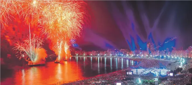  ?? ISTOCK ?? Fuegos artificial­es para recibir el nuevo año en la playa de Copacabana, en Río de Janeiro (Brasil).