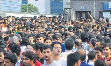  ?? HINDUSTAN TIMES/FILE ?? Students coming out after appearing for JEE Advanced exam.