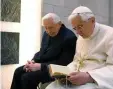  ?? FOTO: AFP ?? Georg Ratzinger (l.) und Papst Benedikt im Jahr 2012.