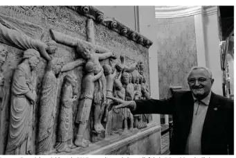  ??  ?? Romano Ferrari, le président de FAI France devant le bas-relief de la Déposition du Christ.