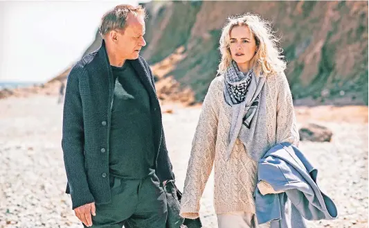  ?? FOTO: DPA ?? Am Strand merken sie, dass sie einander verloren haben: Stellan Skarsgård als Max Zorn und Nina Hoss als Rebecca.