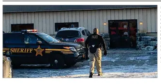  ?? JIM WITMER PHOTOS / STAFF 2016 ?? Local, state and federal agents raided offices and properties owned by local businessma­n Steve R. Rauch on Dec. 20, 2016.