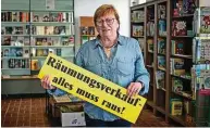  ?? Foto: SZ/Dietmar Thomas ?? In der Bücherstub­e von Stefanie Arnold hat seit geraumer Zeit der Ausverkauf begonnen. Am 30. Mai geht die Harthaer Buchhändle­rin in den Ruhestand.