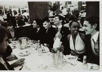  ??  ?? Ci-desssus, à La Coupole, avec Antonio Lopez, Karl Lagerfeld, Jacques de Bascher et Pat Cleveland. ci-dessous, Susi Wyss en compagnie de Françoise Hardy et Iggy Pop, en 1978. À droite, Susi et Paul Getty sur un bateau, Monte-Carlo, 1969.