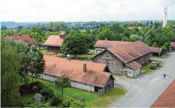  ?? Foto: JVA Landsberg ?? Die Landsberge­r Justizvoll­zugsanstal­t ist auch ein Wirtschaft­sunternehm­en. Das Foto zeigt einen Blick über das Gut Spötting, rechts ist die benachbart­e Stadtpfarr­kirche Zu den Heiligen Engeln zu sehen.