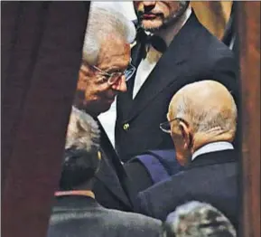  ?? ANDREW MEDICHINI / AP ?? Monti y el expresiden­te Napolitano el 31 de enero en el Parlamento